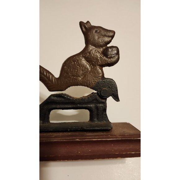 Vintage Cast Iron Squirrel Nutcracker On Wooden Base - Picture 5 of 6